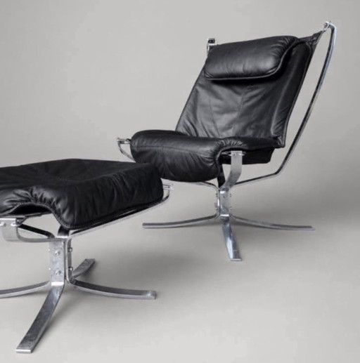 Sigurd Ressell – Falcon fauteuil met hoge rugleuning en voetenbank – Chroom en zwart leer – Noorwegen, ca. 1980