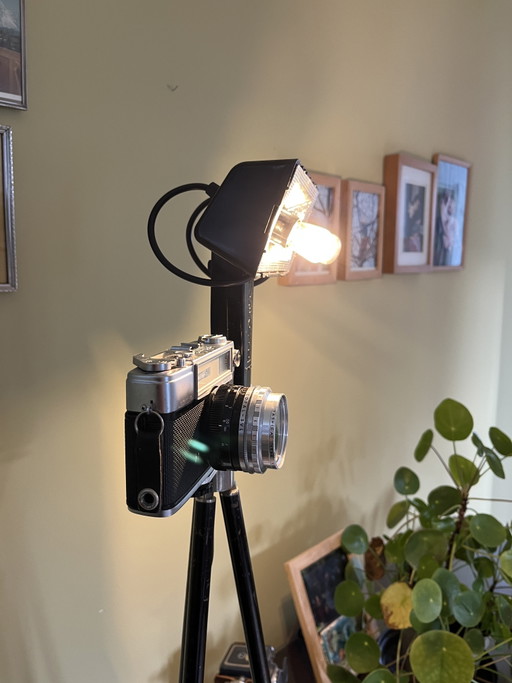 Original Yashica camera on a tripod with large flash (mains powered) – decoratieve objecten, Glass, Metal (photo 2 of 15)