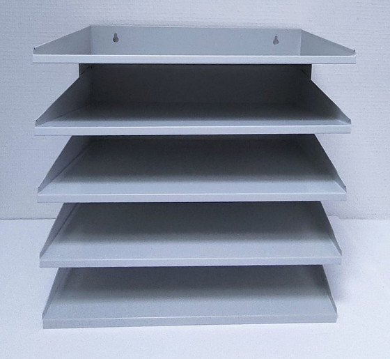 Image 1 of Estantería de pared de metal lacado de diseño