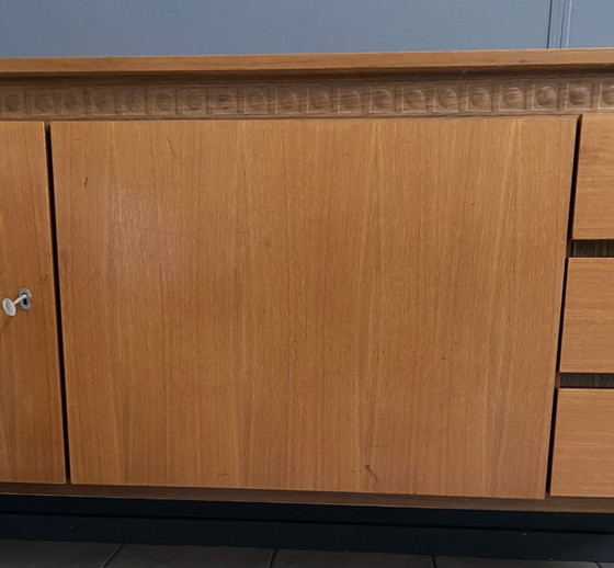 Image 1 of Dressoir uit de jaren 70 met decoratieve lijn boven de deuren.