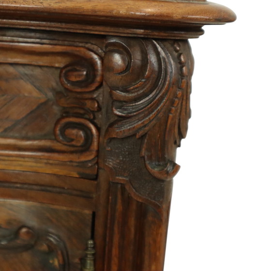 Image 1 of Table de nuit en marbre bombé antique