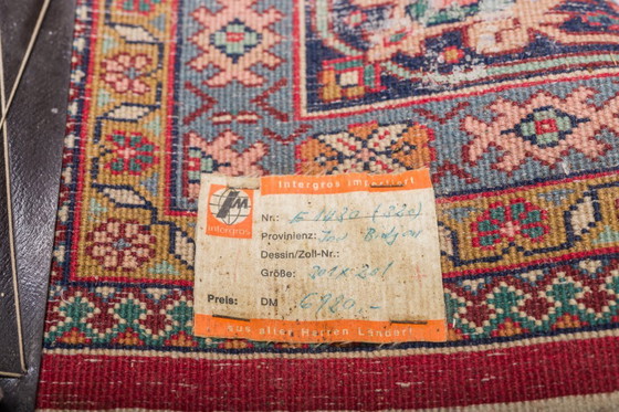 Image 1 of  Alfombra Geométrica Bijar Rojo Oscuro con Borde y Medallón