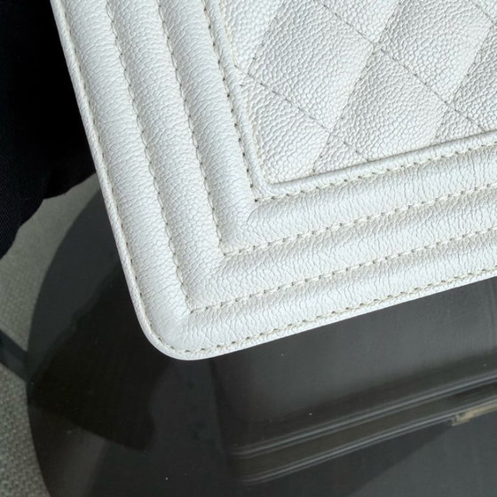 Image 1 of Chanel Boy Medium - Caviar 25CM Crème Wit Verouderde Goudkleurige Hardware Serie 26