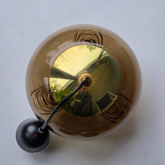 Image 1 of Vintage Space Age hanglamp – Peill & Putzler “Wave” / “Futura” – 1970s Duitsland – Rookglas en Metaal – Ø 26 cm. Goud.