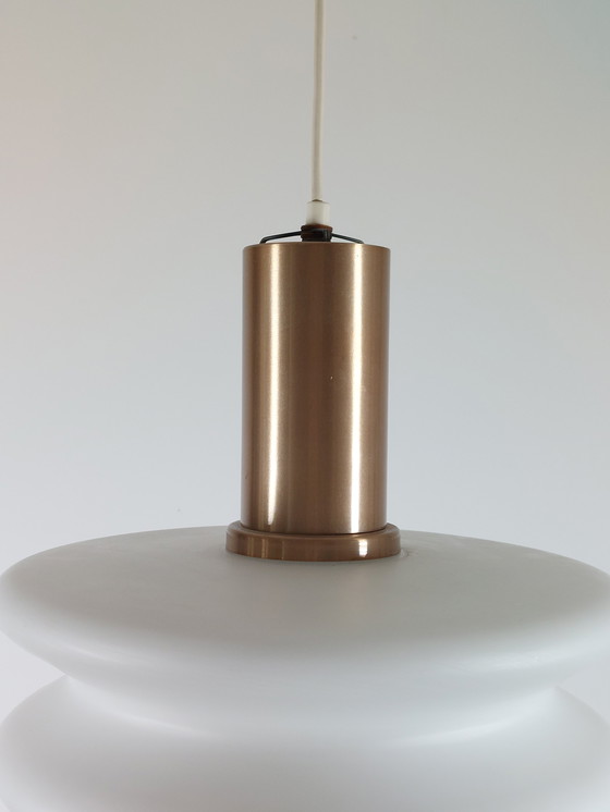 Image 1 of Suspension vintage en verre opale, style milieu du XXe siècle, époque spatiale de la RDA