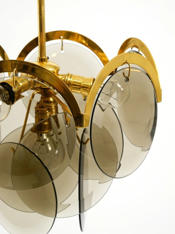 Image 1 of Bellissimo lampadario da soffitto originale degli anni '60 in ottone di grandi dimensioni con ampie piastre di vetro rotonde.