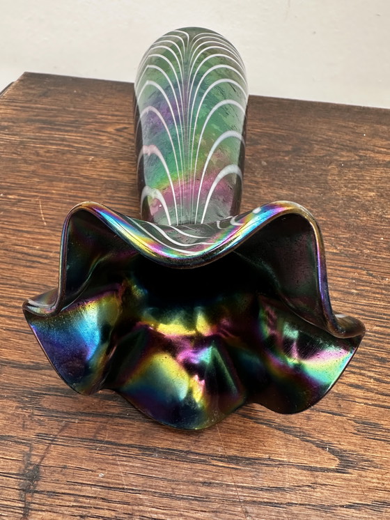 Image 1 of vaas rétro en Verre Irisé à striés et col en volant H P21 cm