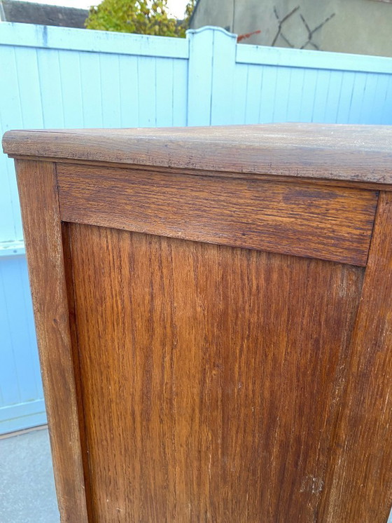 Image 1 of Eikenhouten archiefkast met drie kolommen en gordijn uit de jaren 50