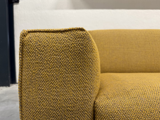 Image 1 of Diseño en stock Sofá Aikon de 4 plazas de tela amarilla