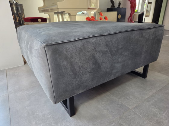 Image 1 of Grote leren poef/hocker in grijs/jeansblauw leder.