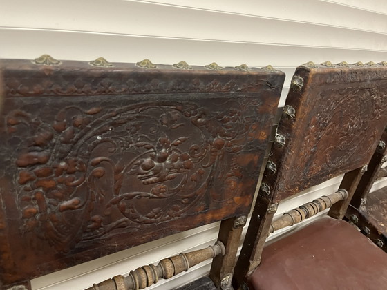 Prachtig antieke set stoelen cuir repoussé metalen siernagel – Eetkamerstoelen, Leather (photo 5 of 14)