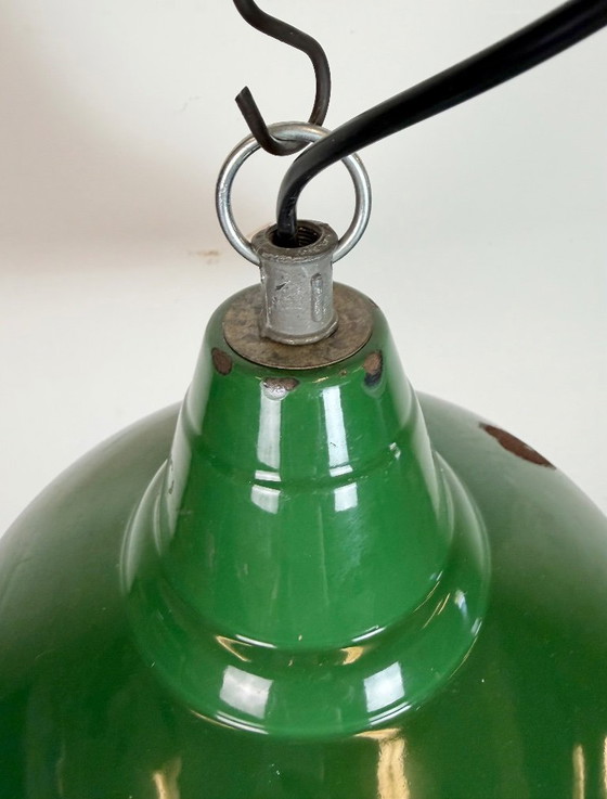 Image 1 of Lámpara colgante industrial británica de esmalte verde, década de 1960