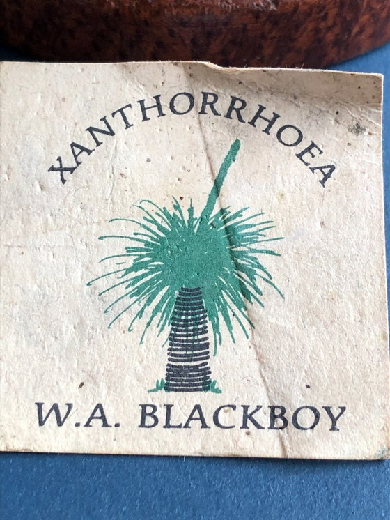 Image 1 of Una ciotola in legno ricavata dalla specie erbacea black-boy dell'Australia occidentale