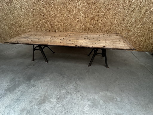 Grande table 10 personnes L 300 cm / plateau bois anciens et pieds indus