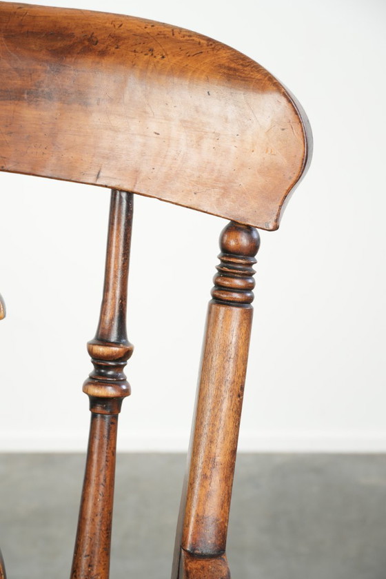 Image 1 of Antiker englischer Windsor-Spindelstuhl aus Holz mit einer wunderschönen Farbgebung aus dem frühen 19. Jahrhundert
