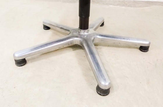 Image 1 of Hoogwaardige Sitag directiestoel uit het midden van de 20e eeuw, bekleed met oceaanblauw leer. Zwitserland, jaren 70.