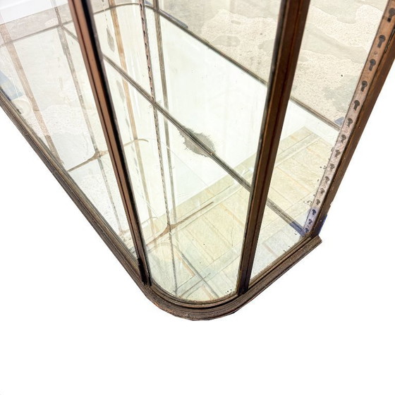 Image 1 of Grote antieke museum vitrinekast met gebogen glas – bronskleurig metalen vitrinekast