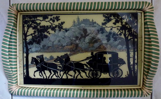 Plateau vintage avec image de silhouette d'une calèche.