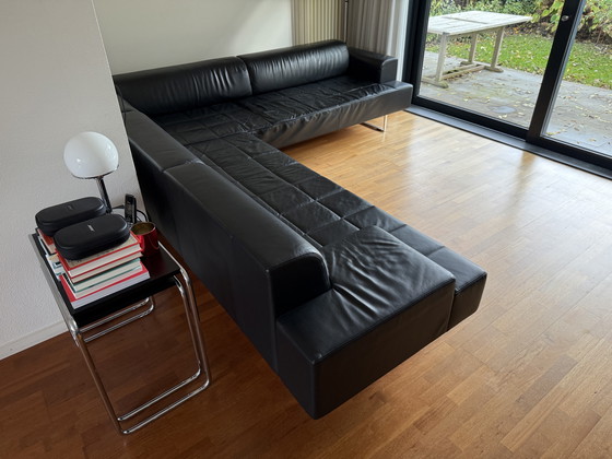 Image 1 of Divano angolare in pelle nera, 2 pezzi, marca Poltrona Frau