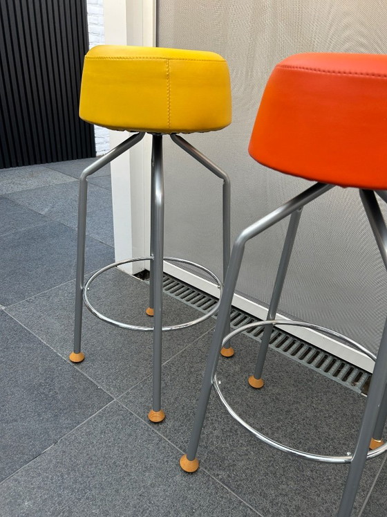 3 taburetes de bar estilo Memphis. – Javier mariscal, Leather (photo 5 of 13)