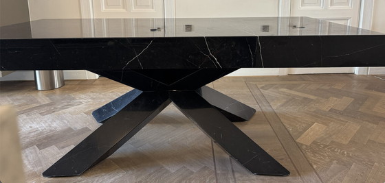 Image 1 of Mesa de mármol negro Timothy Oulton