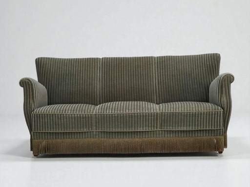 Dänisches 3-Sitzer-Sofa aus den 1960er Jahren, originaler grüner Möbelveloursbezug, Eichenholz.
