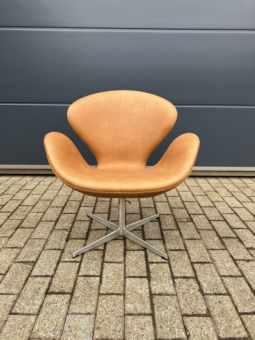Original Vintage Fritz Hansen Swan Chair From 01-1975 in Beautiful Vintage Camel-Cognac Leather. In New Condition!!!