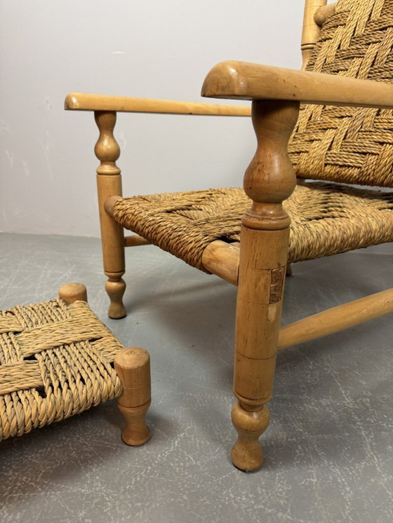 Image 1 of Poltrona in legno di faggio e poggiapiedi abbinato in stile Charlotte Perriand con intreccio in corda di sisal, anni '60.
