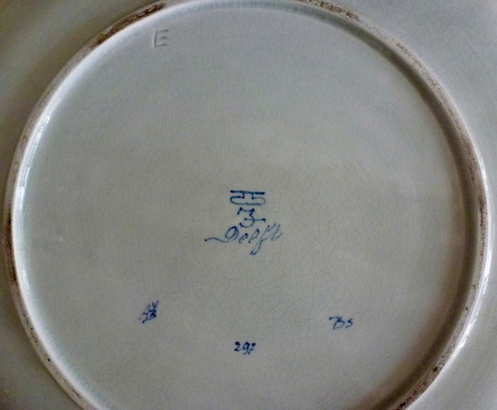 Image 1 of Ancienne assiette murale produite par De Porceleyne Fles