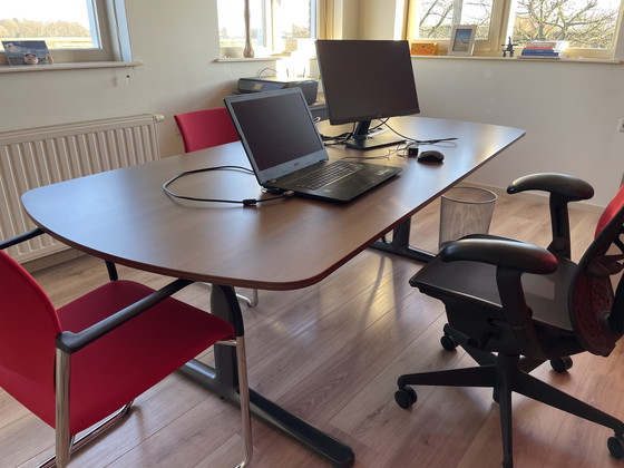 Image 1 of Gispen Atlas Desk 220 X 100 avec électricité intégrée et prise Internet sur le plan de travail