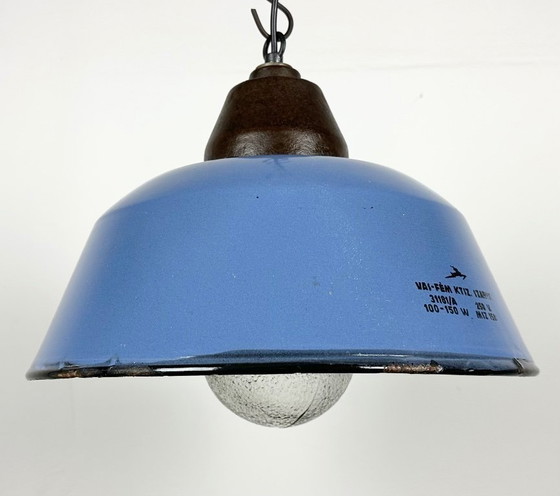 Image 1 of Suspension industrielle en fonte émaillée bleue avec abat-jour en verre, années 1960