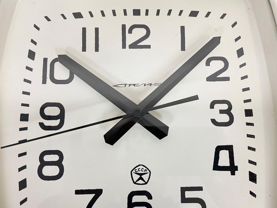 Image 1 of Witte Sovjet industriële bakelieten wandklok van Strela, jaren 70.