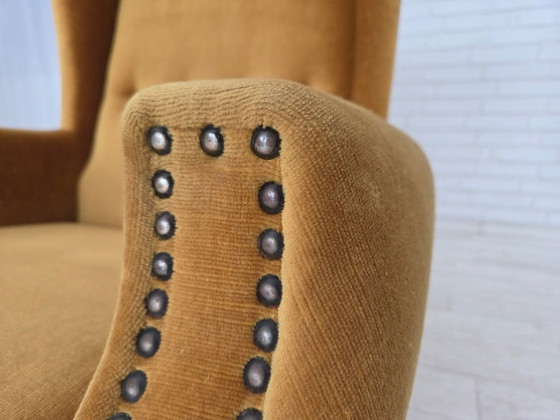 Image 1 of Deense fauteuil met hoge rugleuning uit de jaren 70, bekleed met meubelvelours en voorzien van eikenhouten poten.