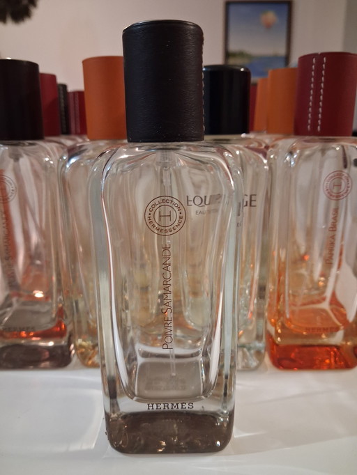 Sammlung leerer Hermes-Flaschen
