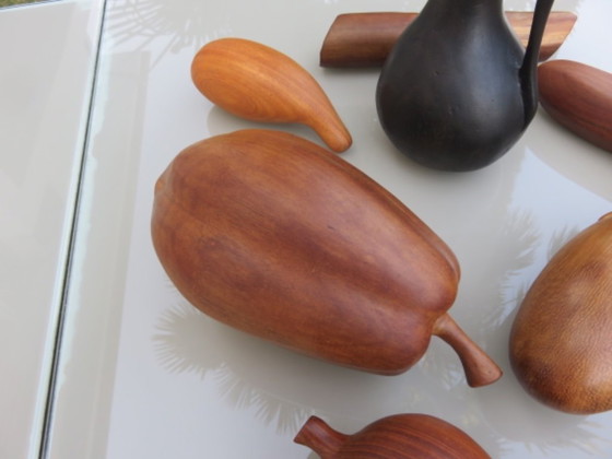 Image 1 of 12 große exotische Früchte aus Holz, 70er Jahre