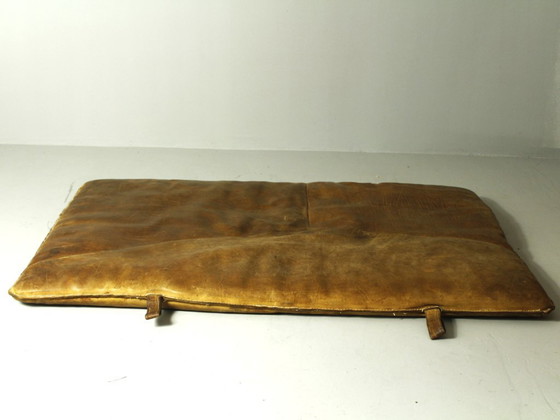 Image 1 of Colchoneta de gimnasio de cuero, década de 1930 III