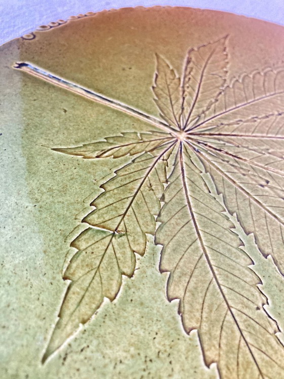 Sottopentola artigianale in ceramica smaltata, impronta di foglia di canapa, Accessori da tavola, Verde (foto 6 di 11)