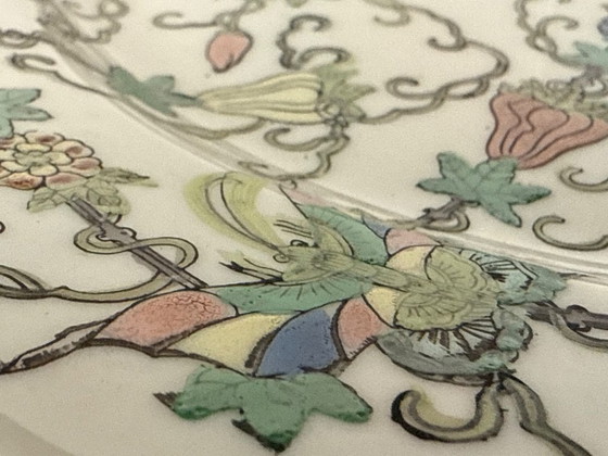 Image 1 of Piatto decorativo in porcellana cinese d'epoca dipinto a mano