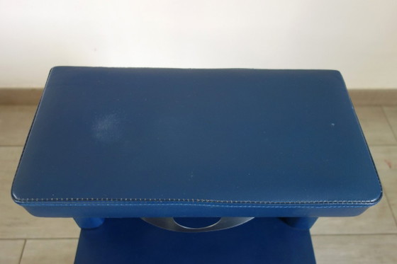 Exclusivo par de mesitas de noche de estilo futurista, fabricadas en piel sintética y aluminio cepillado, (photo 16 of 17)