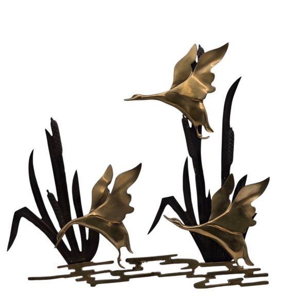 Image 1 of Grande sculpture murale vintage en laiton, représentant un vol d'oiseau.