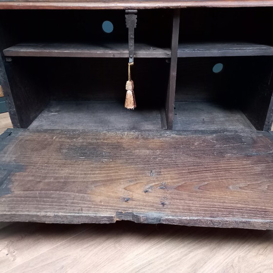 Image 1 of coffre en bois de châtaignier du XVIIIe siècle