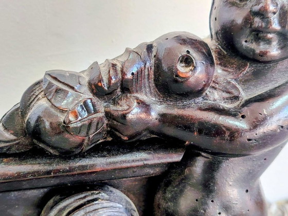 Image 1 of Panneau ancien en bois sculpté représentant un chérubin.