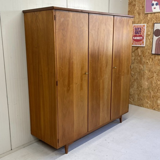 Image 1 of Armoire vintage élégante du milieu du siècle, à 3 portes, avec penderie et étagères, amovible