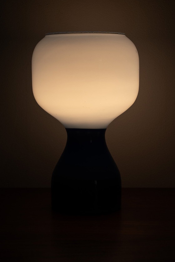 Image 1 of Lampe de table en verre bleu