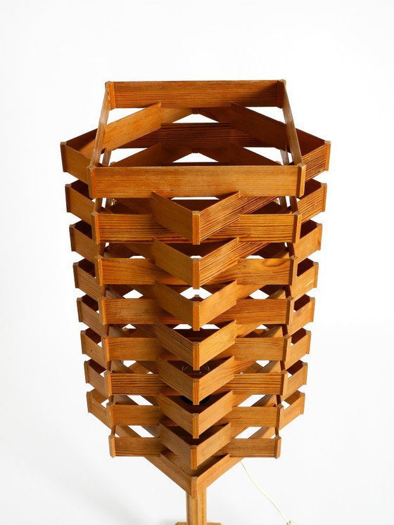 Image 1 of Grote, zeldzame vloer- of tafellamp uit de jaren 60 van grenenfineer — Scandinavische productie | Hoogte 120 cm