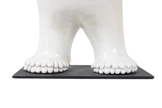 Image 1 of Valérie Courtet. Oso presentando tres animales. Contemporáneo.