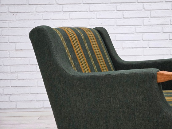 Image 1 of Fauteuil danois des années 1970, en laine verte, avec revêtement en chêne massif.