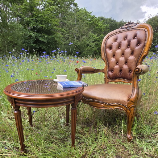 Classica poltrona vintage in pelle con struttura in legno