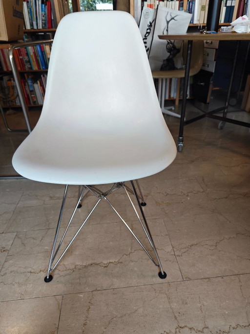 Vitra - Eames Plastic Side Chair DSR