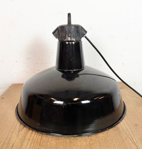 Image 1 of Industriële zwarte geëmailleerde fabriekslamp met gietijzeren bovenkant, jaren 50